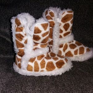 Infant boots giraffe pattern